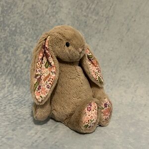Jellycat Tan Bunny with Floral Ears and Feet
BLOSSOM BEIGE BUNNY “PETAL” 🐰